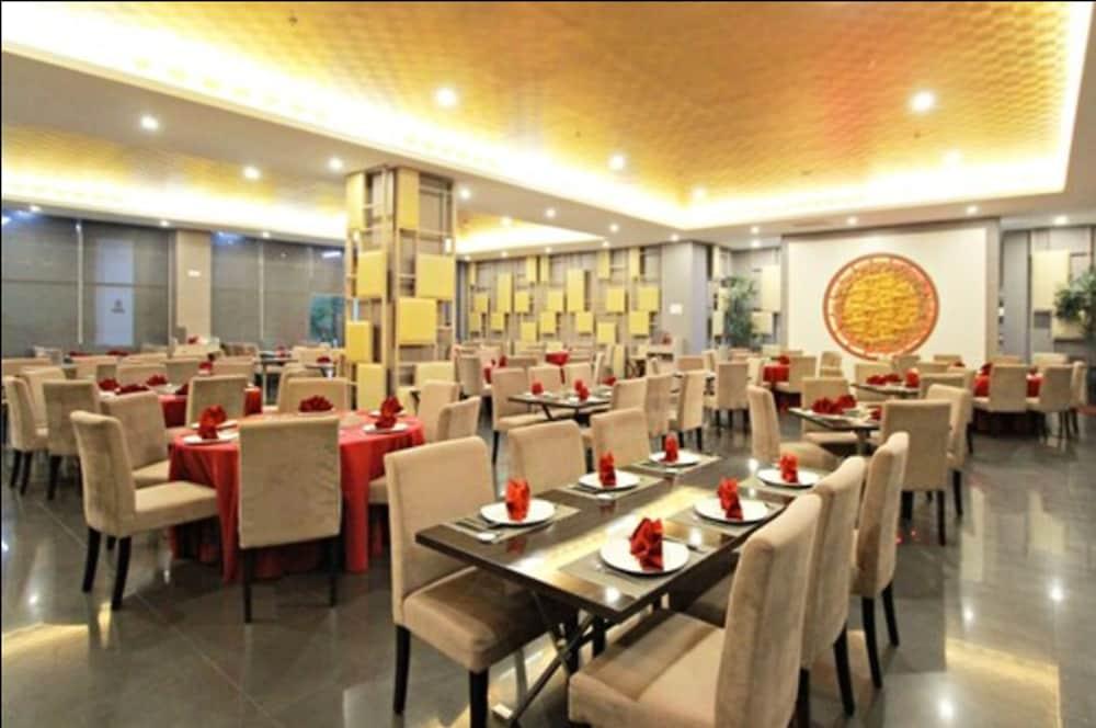 Platinum Hotel & Convention Hall Balikpapan Buitenkant foto
