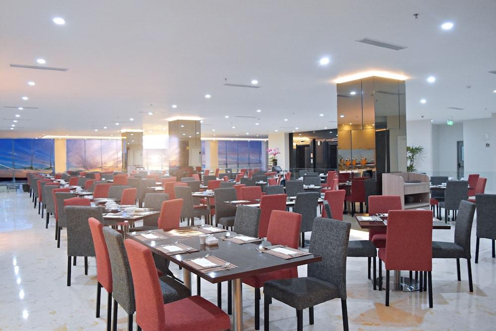 Platinum Hotel & Convention Hall Balikpapan Buitenkant foto