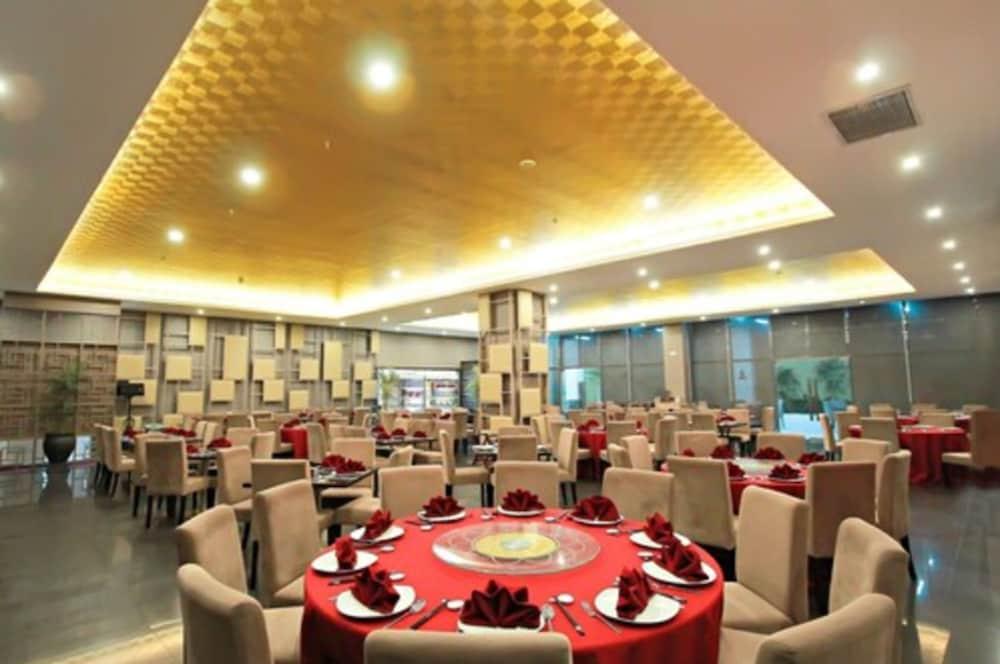 Platinum Hotel & Convention Hall Balikpapan Buitenkant foto