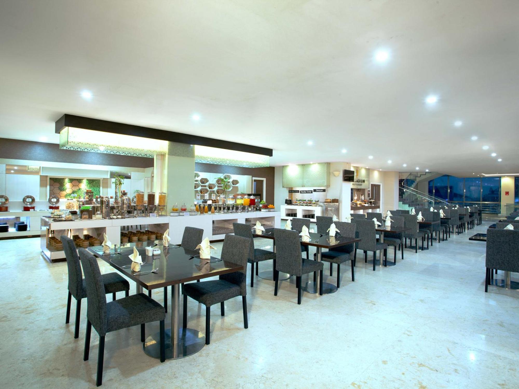Platinum Hotel & Convention Hall Balikpapan Buitenkant foto