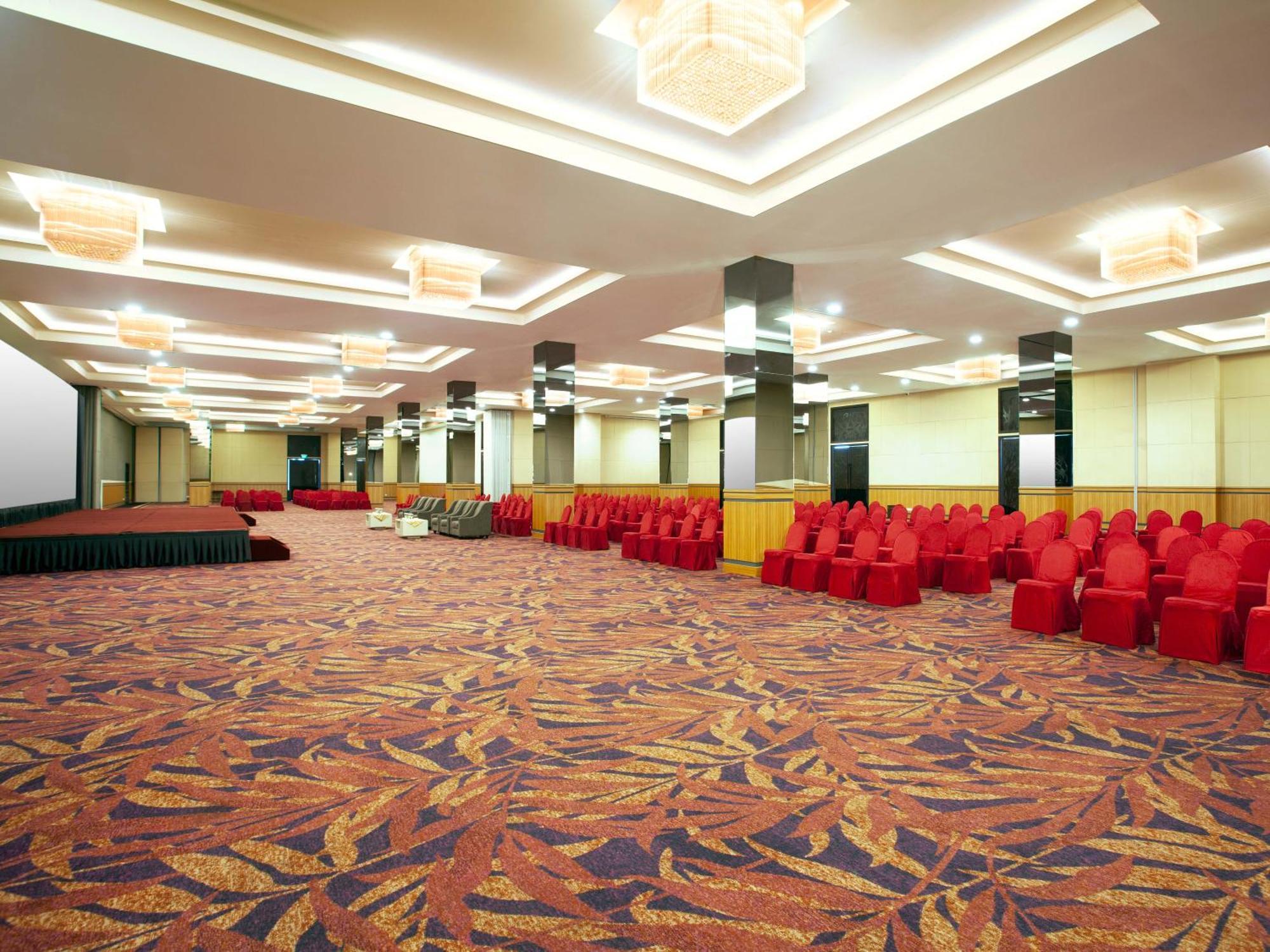 Platinum Hotel & Convention Hall Balikpapan Buitenkant foto