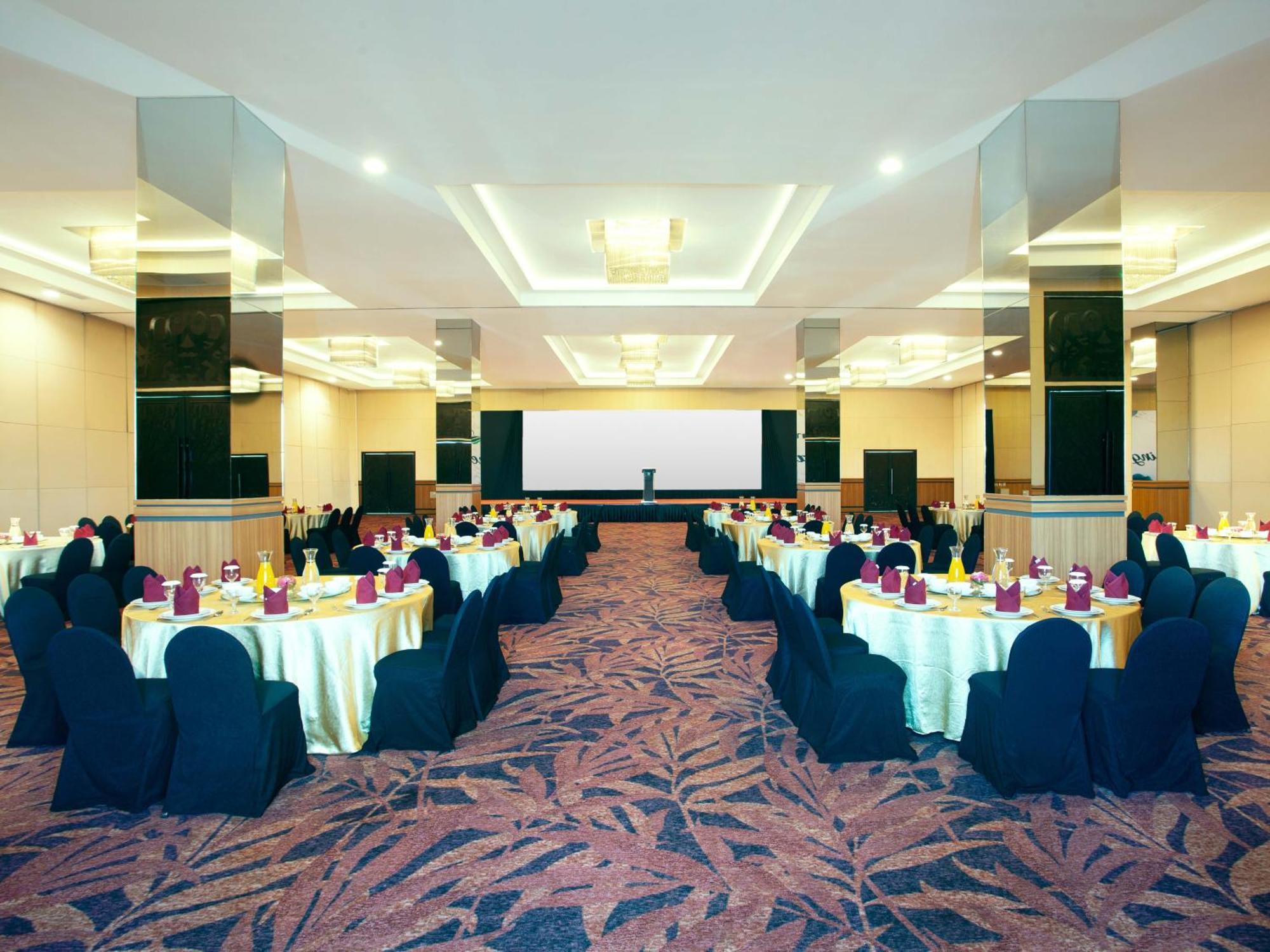 Platinum Hotel & Convention Hall Balikpapan Buitenkant foto