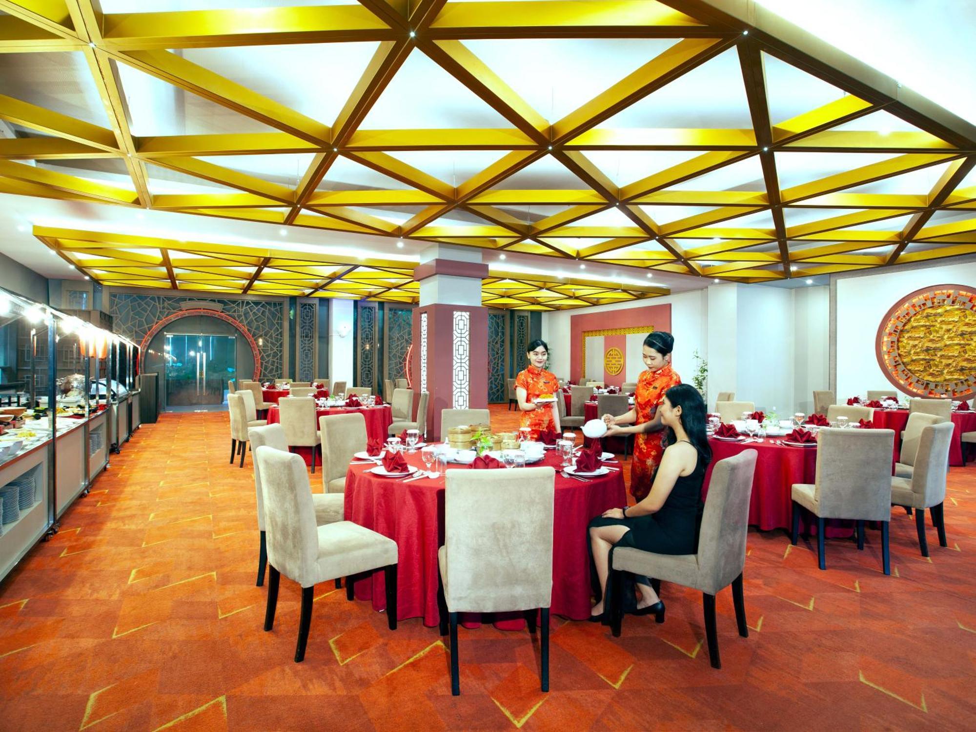 Platinum Hotel & Convention Hall Balikpapan Buitenkant foto