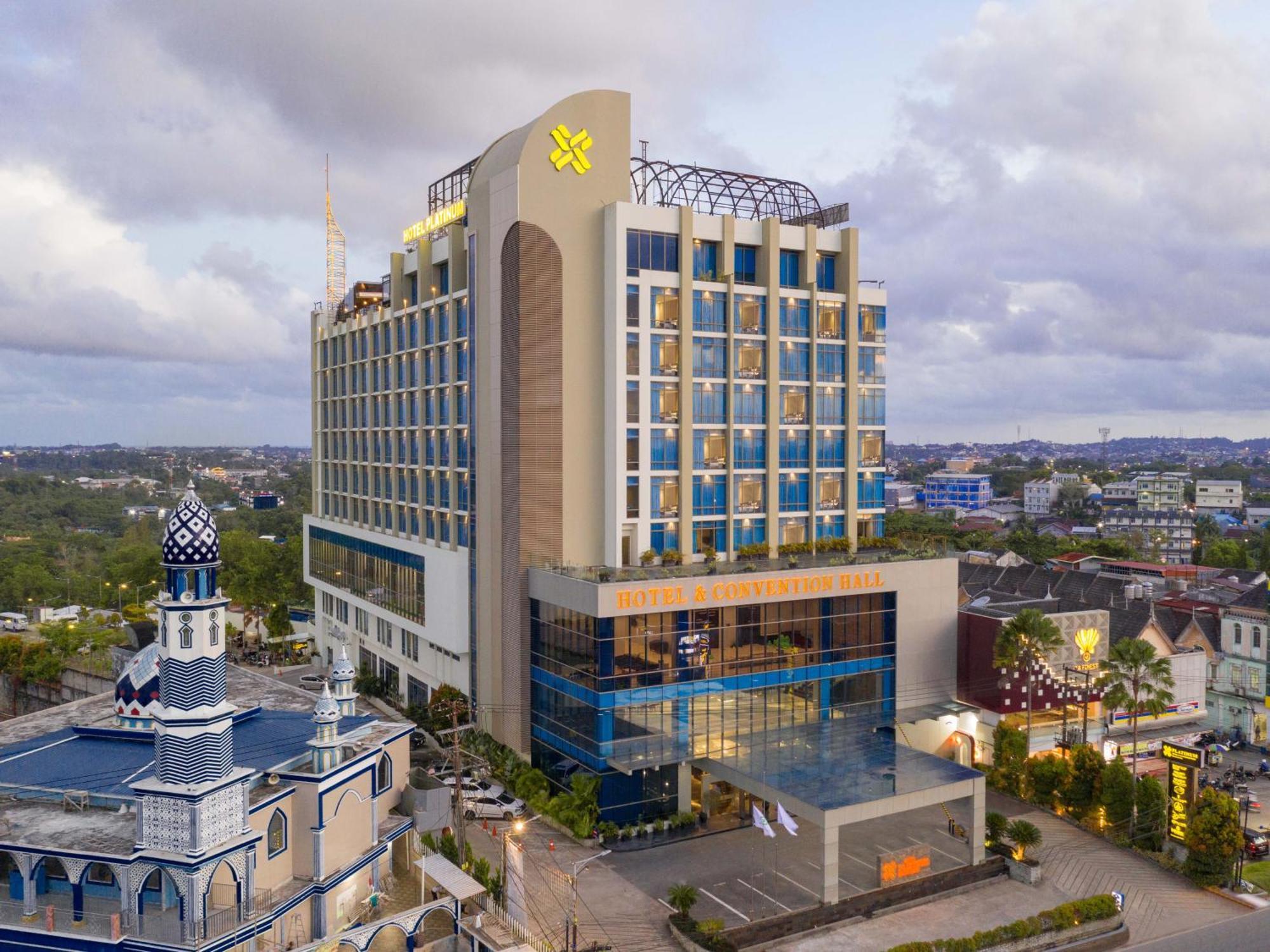 Platinum Hotel & Convention Hall Balikpapan Buitenkant foto