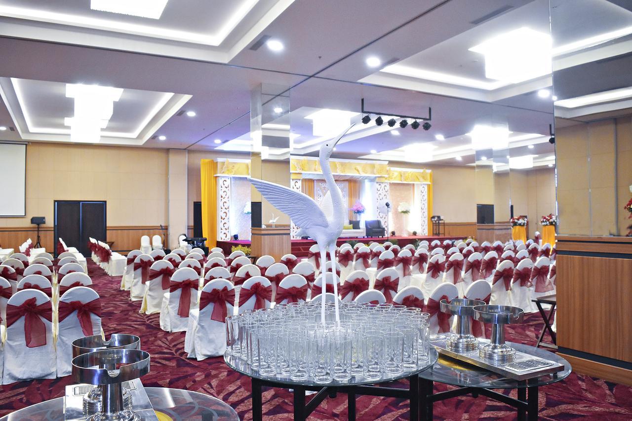 Platinum Hotel & Convention Hall Balikpapan Buitenkant foto